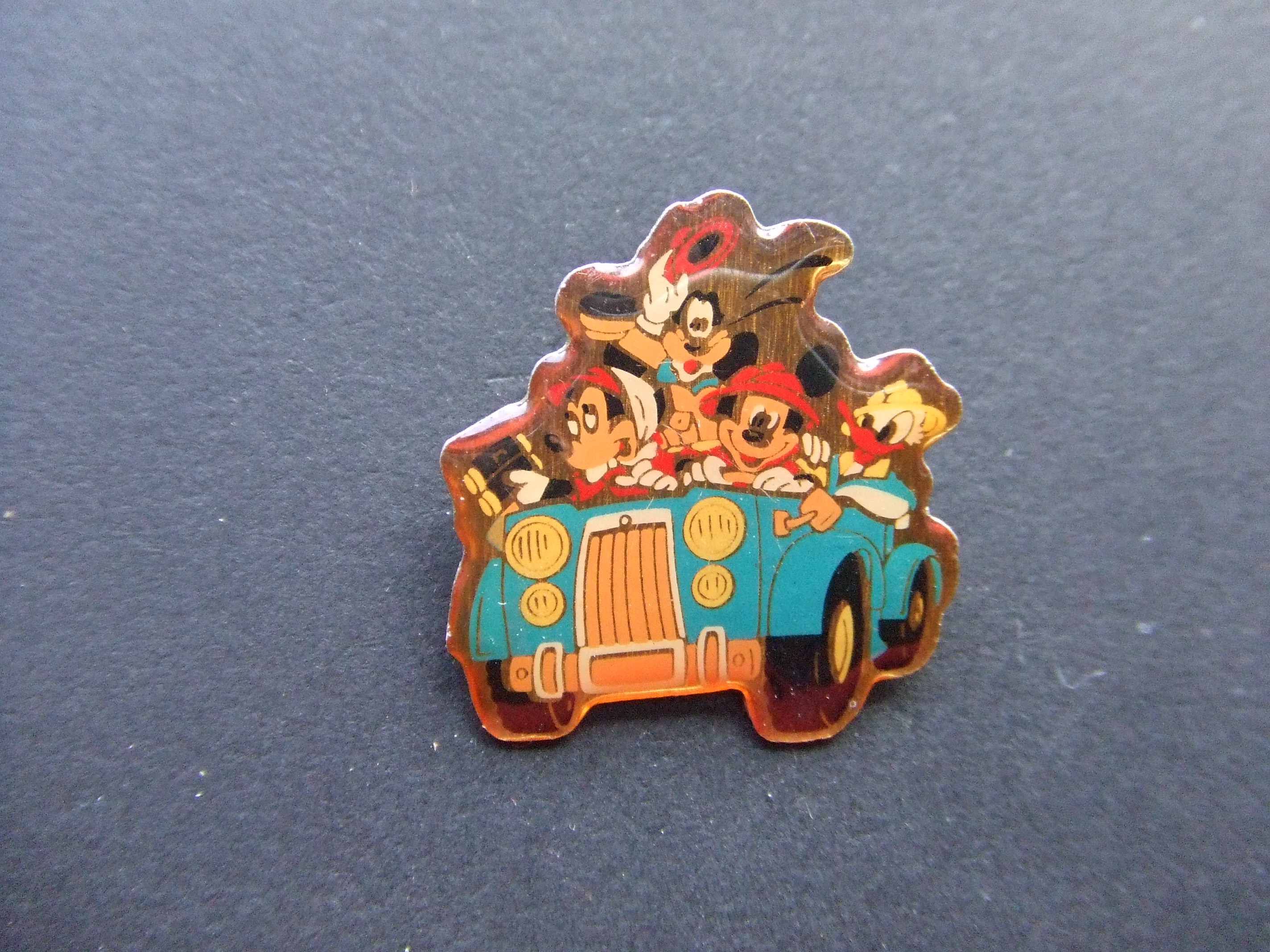 Donald Duck en zijn familie in de auto